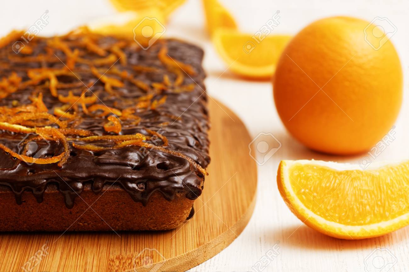 Gateau De Chocolat Et Orange Closeup Avec Zeste D Orange Sur Un