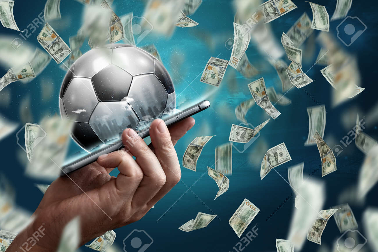 Foto de Ganhar Uma Aposta Online Em Um Jogo De Futebol e mais fotos de  stock de Aposta - Aposta, Apostas esportivas, Internet - iStock