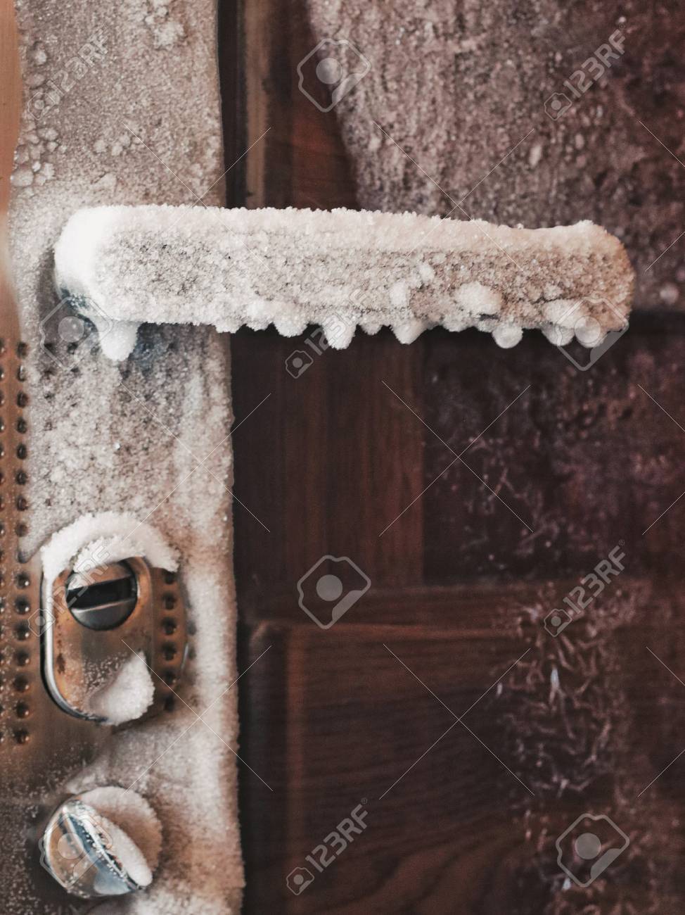 事故の状況 家の中に暖房はありません 温度計は冷たい 冷凍ドア冷凍ドアは氷上のすべてのハンドル 温度マイナス41 C シベリアの霜 の写真素材 画像素材 Image