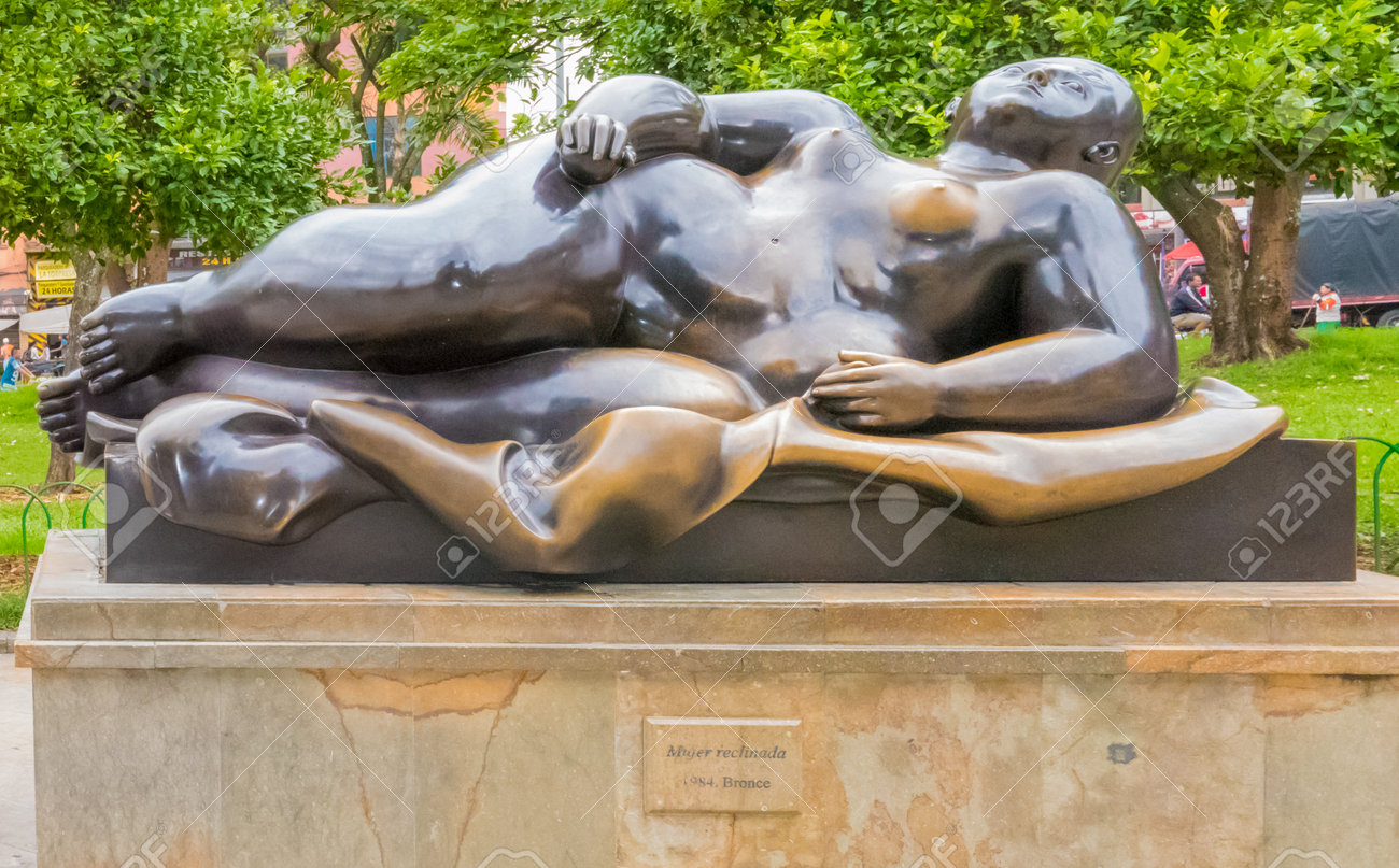 Immagini Stock - Medellin Gennaio 2018 Questa Statua In Bronzo Raffigurante  Una Donna Sdraiata È Stata Creata Dallartista Fernando Botero E Donata Da  Lui Stesso Al Museo Antioquia Di Medellin Dove È