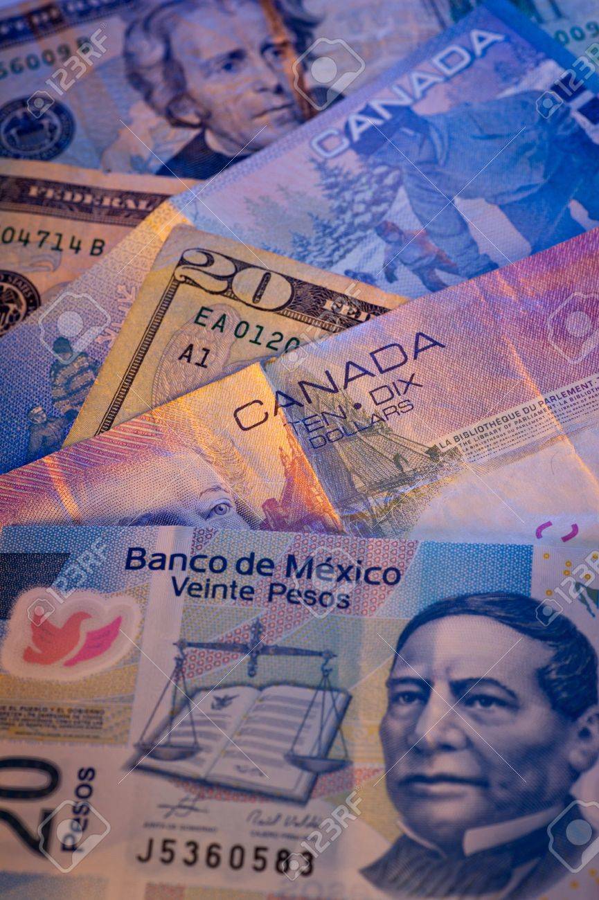 캐나다 달러, 멕시코 페소 및 미국 달러는 서로의 상단에 쌓여있다. 스튜디오 촬영, 필드의 얕은 깊이. 로열티 무료 사진, 그림,  이미지 그리고 스톡포토그래피. Image 11419276