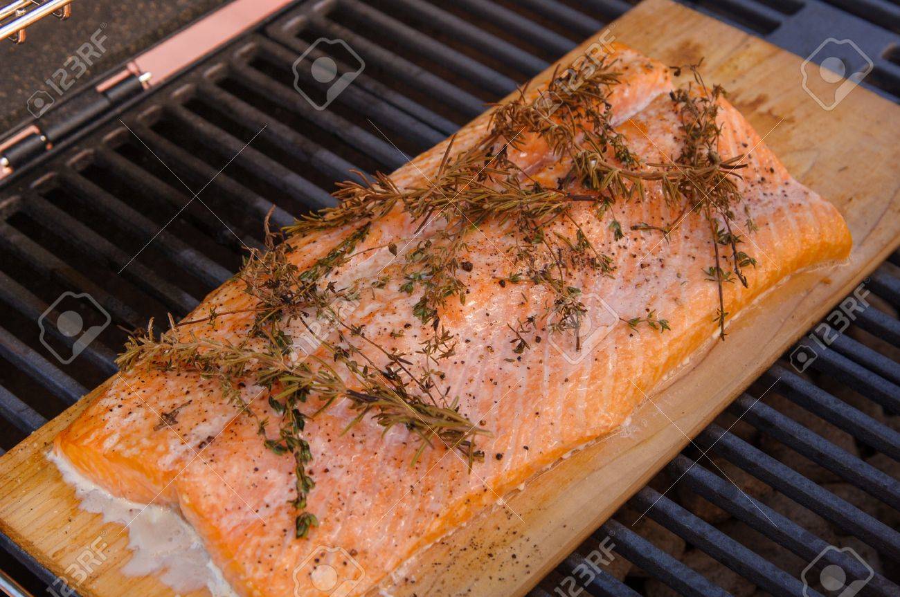 グリルでシーダー板に野生のアラスカ サーモン フィレ それは ローズマリー 塩 コショウで味付けです の写真素材 画像素材 Image