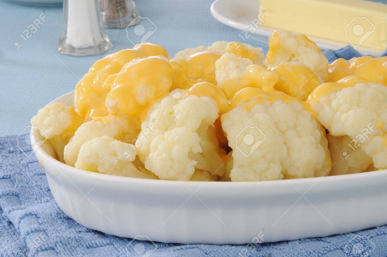 Un Plat De Chou Fleur Cuit A La Vapeur Et Du Fromage Banque D