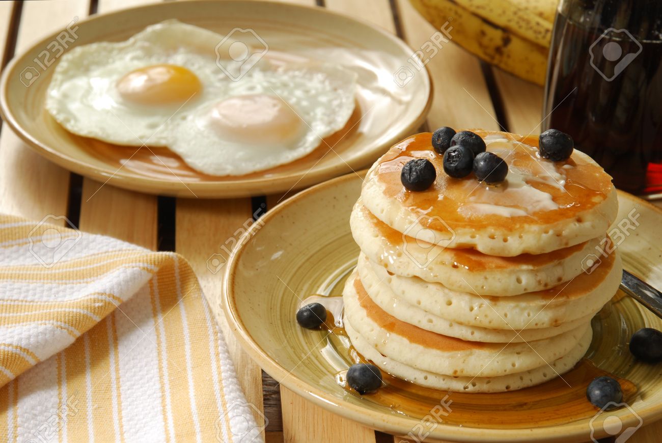 Un Desayuno De Panqueques Con Arándanos Y Huevos Fritos Fotos Retratos Imágenes Y Fotografía De Archivo Libres De Derecho Image 12268448