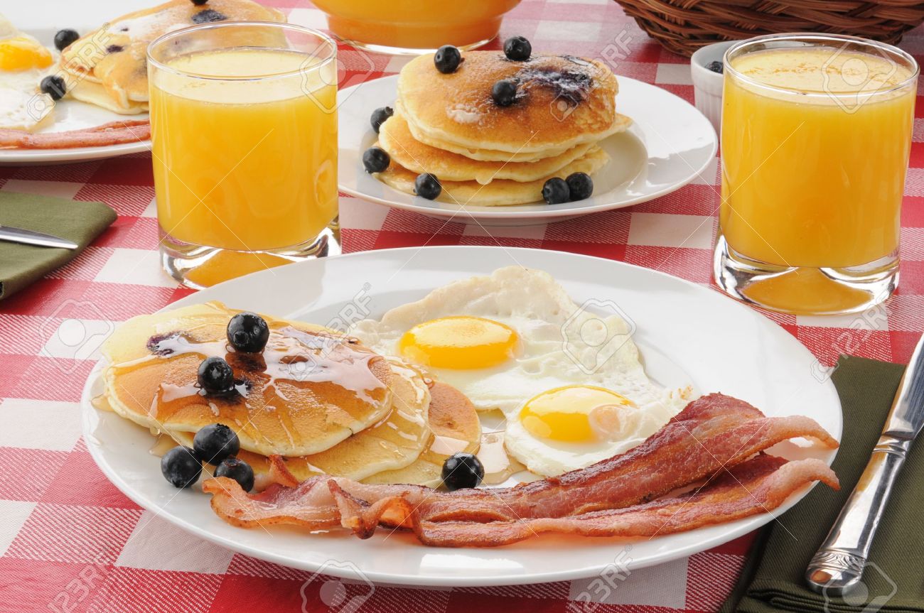 Un Desayuno Con Tocino Y Huevos Fritos Con Panqueques De Arándanos Y Jugo De Naranja Fotos Retratos Imágenes Y Fotografía De Archivo Libres De Derecho Image 14108295
