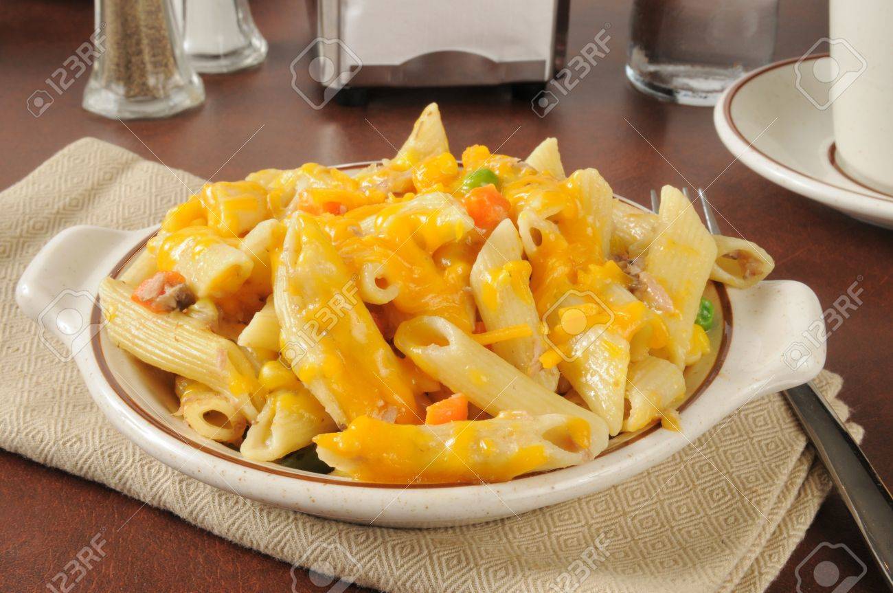 すりおろしたチェダー チーズをトッピングのパスタはペンネの上にマグロ鍋のボウル の写真素材 画像素材 Image