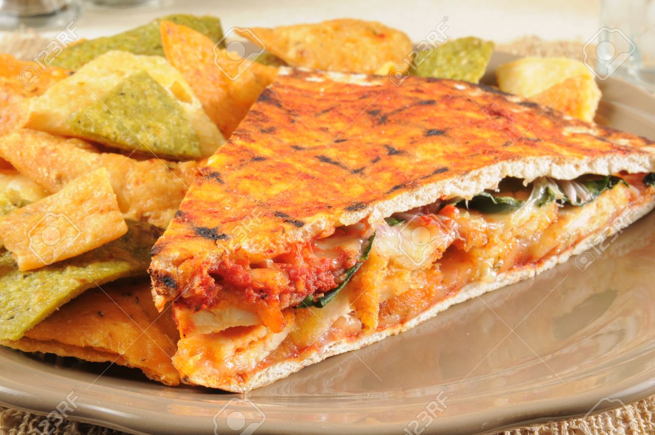 Eine Wurzige Gegrillte Hahnchen Panini Auf Fladenbrot Mit Gemuse Tortilla Chips Lizenzfreie Fotos Bilder Und Stock Fotografie Image 23775957