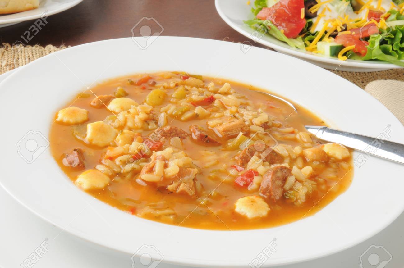 ソーセージ チキンガンボ スープのボウル の写真素材 画像素材 Image