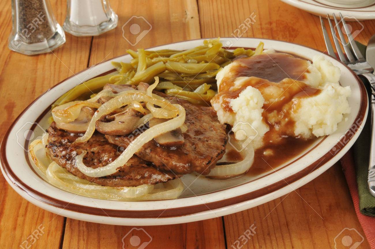 ソールズベリー ステーキのソテーの玉ねぎときのこの肉汁に Smoothered の写真素材 画像素材 Image