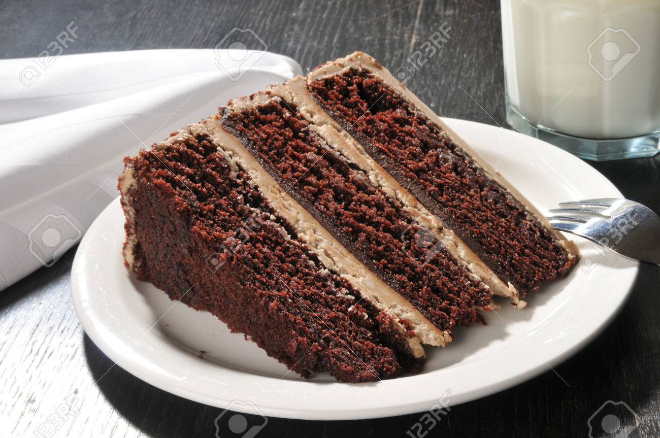 Une Tranche De Gateau Gourmet Espresso Au Chocolat Avec Un Verre De Lait Banque D Images Et Photos Libres De Droits Image