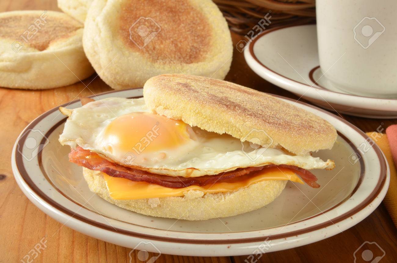 トーストしたイングリッシュマフィンにベーコン 卵 チーズ サンドイッチ の写真素材 画像素材 Image