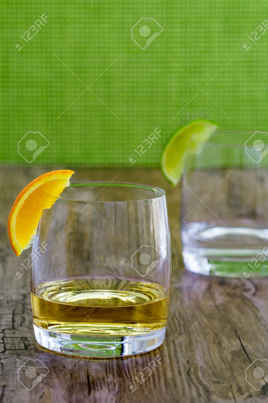 オレンジ色の飾りと背景をぼかした写真のシルバー テキーラ スニフターの高品質テキーラ の写真素材 画像素材 Image オレンジ色の飾りと背景をぼかした写真のシルバー テキーラ スニフターの高品質テキーラ の写真素材 画像素材 Image