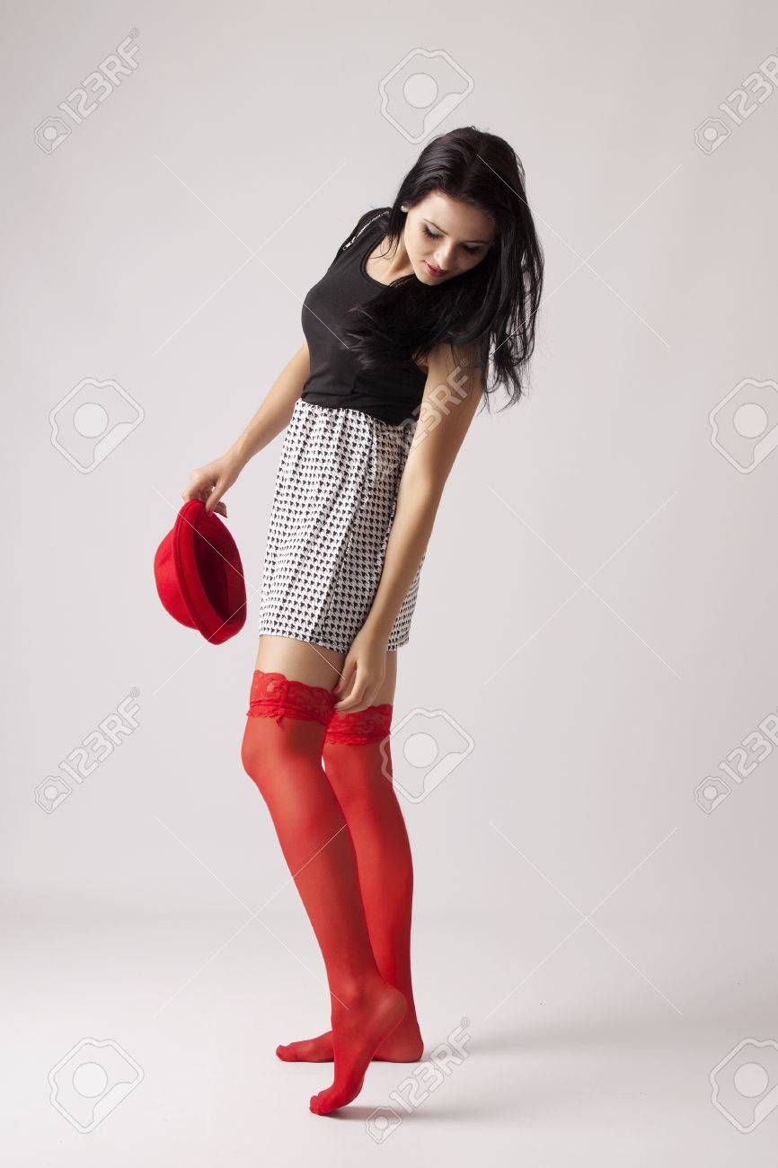 赤い帽子を持つ若い髪の長い女性が立って 赤いストッキングを修正 の写真素材 画像素材 Image 赤い帽子を持つ若い髪の長い女性が立って 赤いストッキングを修正 の写真素材 画像素材 Image