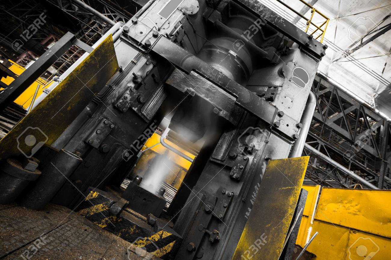 蒸気ハンマー鍛造ワーク ショップで使用する前に の写真素材 画像素材 Image