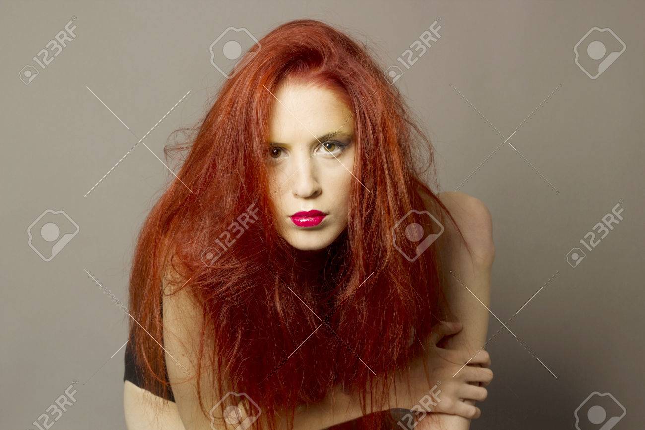 野生の赤髪女見つめて の写真素材 画像素材 Image