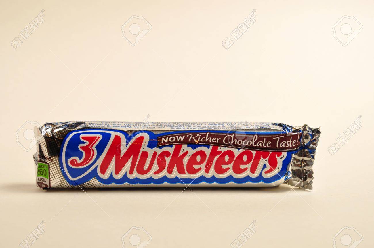 A 3 Musketiere Schokoriegel Ist Auf Der Seite Liegend Auf Einem Weißen  Hintergrund. Lizenzfreie Fotos, Bilder Und Stock Fotografie. Image 11652643.