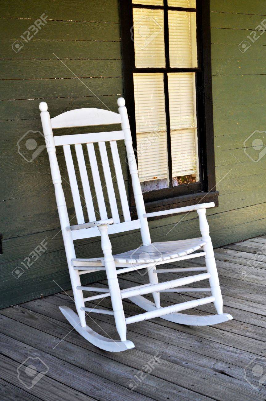 schaukelstuhl auf veranda zeichnung ein weißes holz schaukelstuhl auf der veranda sitzen standardbild 12244778 weißes auf der sitzen lizenzfreie schaukelstuhl auf veranda zeichnung ein weißes holz schaukelstuhl auf der veranda sitzen standardbild 12244778 weißes auf der sitzen lizenzfreie