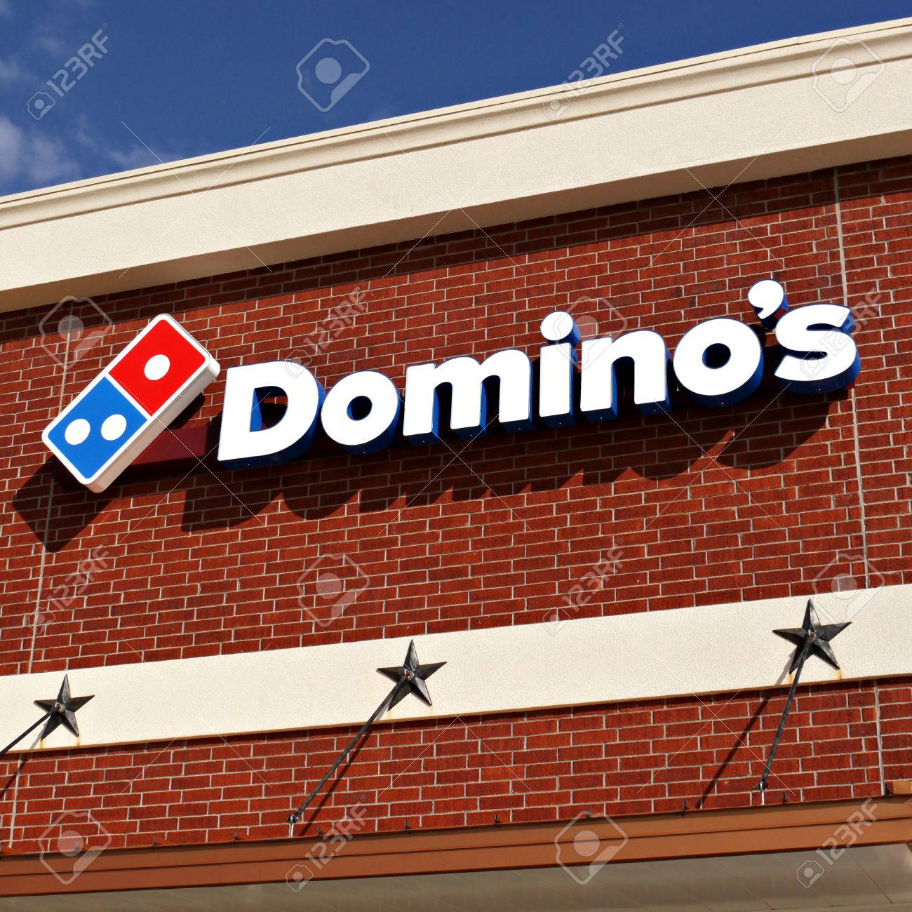 도미노 텍사스에 건물에 도미노의 피자 기호. 로열티 무료 사진, 그림, 이미지 그리고 스톡포토그래피. Image 25092871