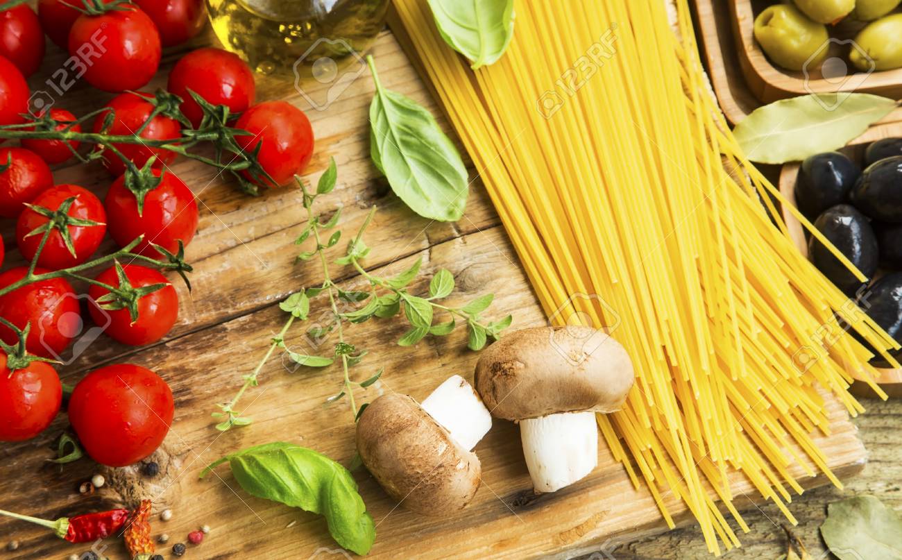 イタリアのスパゲティ パスタの食材 バジル オレガノ マッシュルーム トマト オリーブ オイル オリーブ の写真素材 画像素材 Image