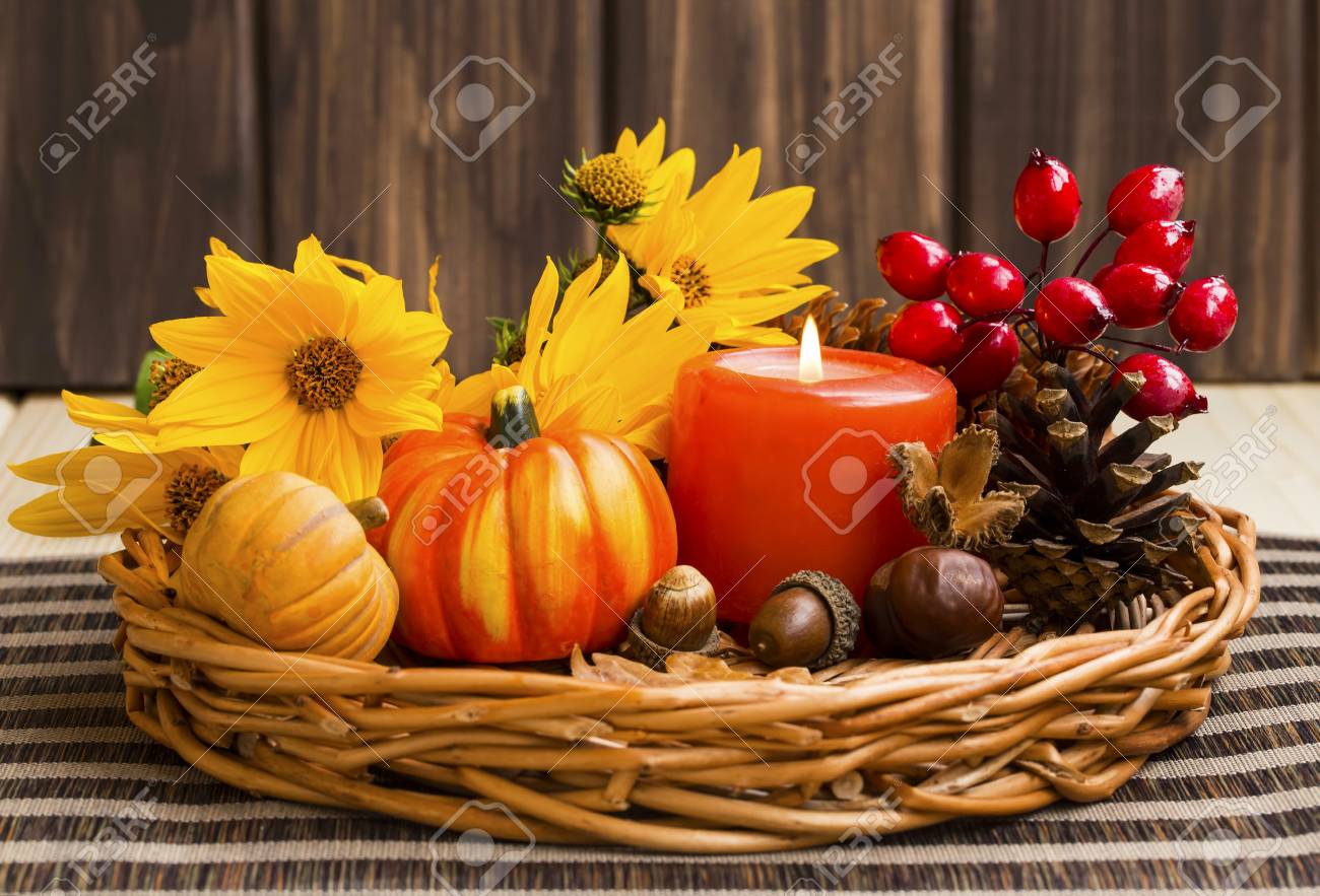 Arreglo De Decoración De Otoño Con Velas, Flores, Calabazas Fotos,  Retratos, Imágenes Y Fotografía De Archivo Libres De Derecho. Image  87016977.