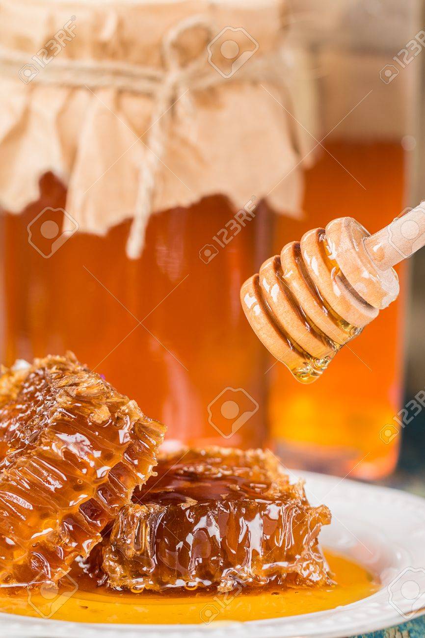 Honig In Einem Topf Oder Einem Glas Auf Kuchentisch Gesundes Bio Essen Lizenzfreie Fotos Bilder Und Stock Fotografie Image