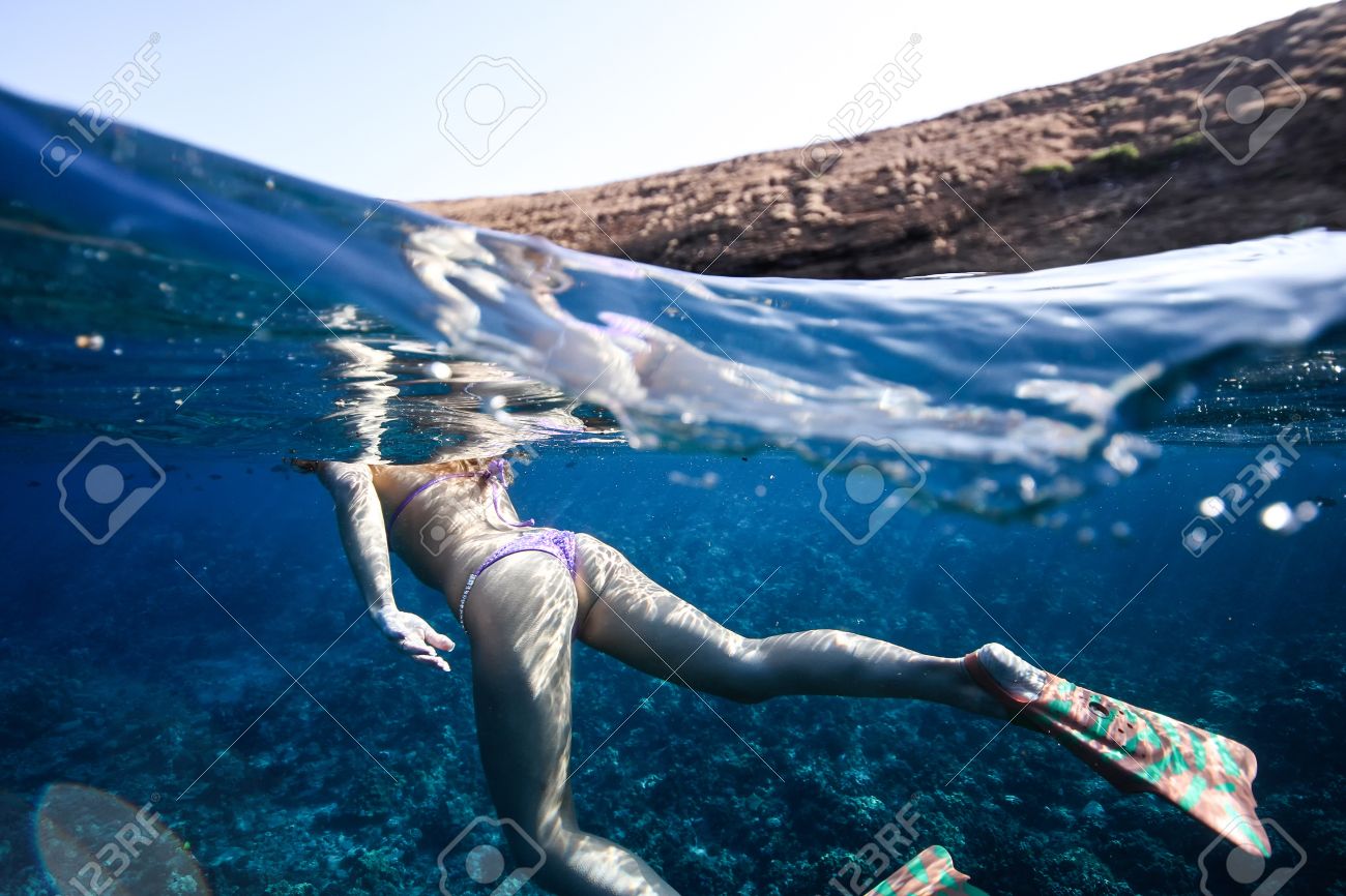 Heisse Madchen Unter Wasser Im Bikini Schone Arsch Lizenzfreie Fotos Bilder Und Stock Fotografie Image 58037011