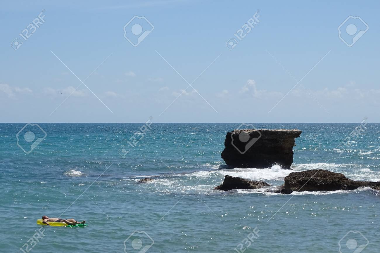 Mer Paysage En été Rochers Dans Leau De La Plage De Vinaros