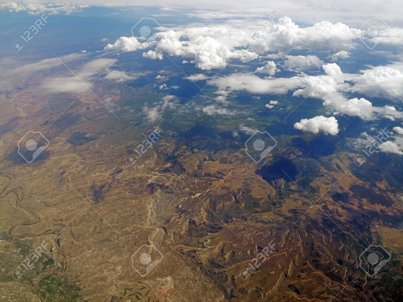 成層圏の飛行機から雲と山の風景の空撮 の写真素材 画像素材 Image 成層圏の飛行機から雲と山の風景の空撮 の写真素材 画像素材 Image