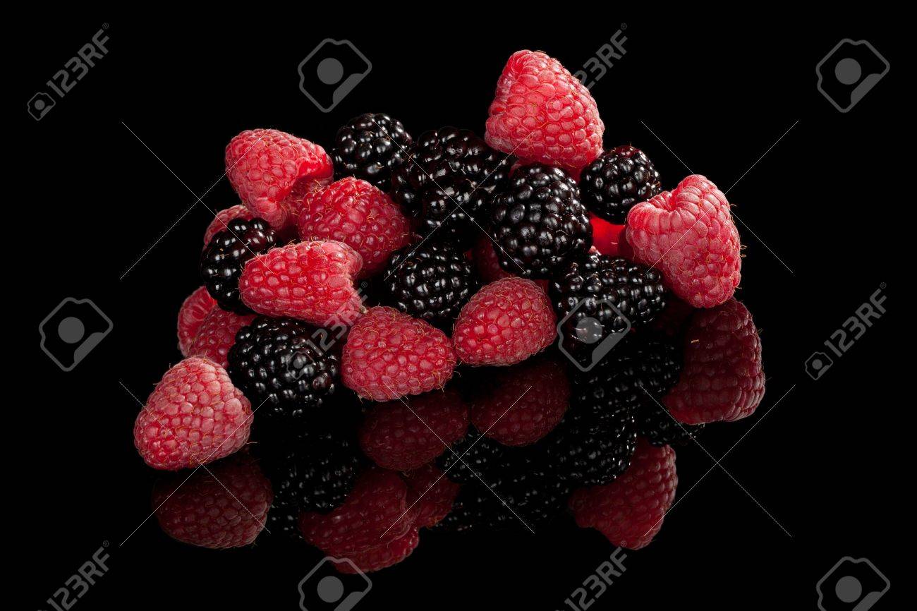 おいしい熟したラズベリーとブラックベリーの杭を黒地豪華な健康的な夏の果物に分離 の写真素材 画像素材 Image
