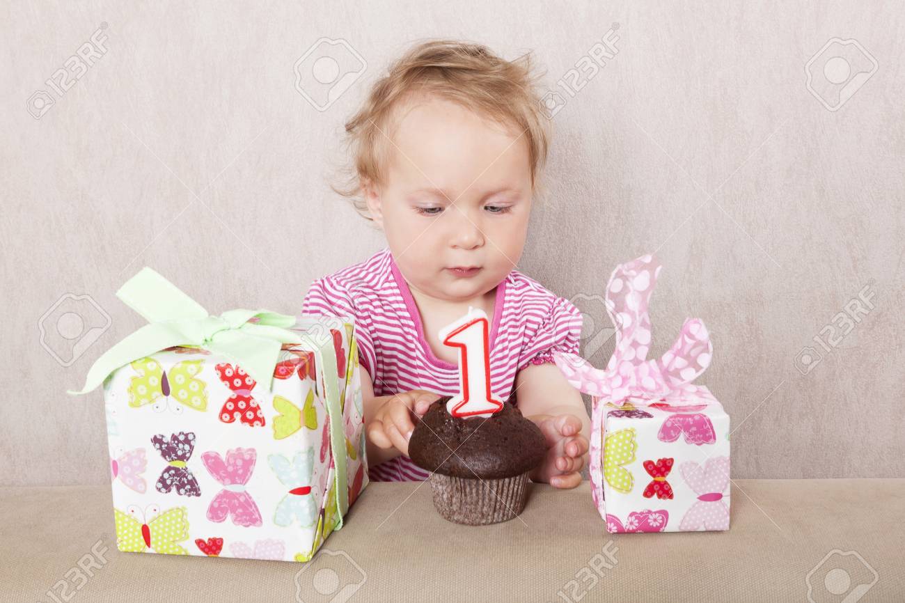 Premier Anniversaire Charme Bebe Caucasien Fille Avec Des Cadeaux Et Gateau D Anniversaire Sur Fond Beige Banque D Images Et Photos Libres De Droits Image