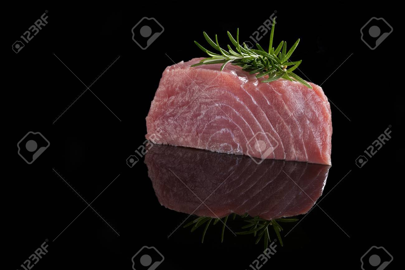 マグロのステーキは 黒の背景に分離されました 黒のローズマリー ハーブと新鮮な鮪ステーキ 料理マグロ ステーキを食べる の写真素材 画像素材 Image マグロのステーキは 黒の背景に分離されました 黒のローズマリー ハーブと新鮮な鮪ステーキ 料理マグロ ステーキを食べる の写真素材 画像素材 Image