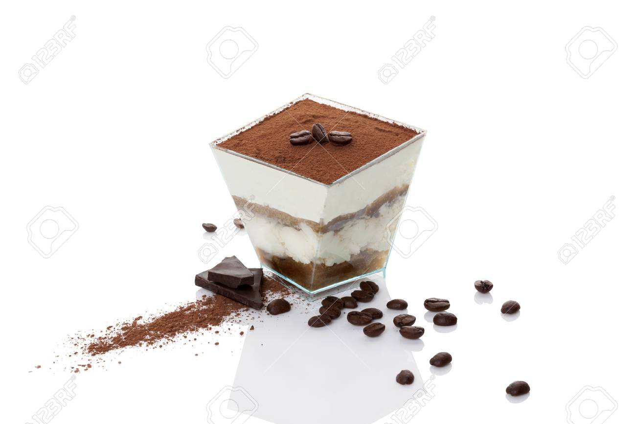 コーヒー豆 チョコレート バー 白い背景で隔離のココア粉とティラミス デザート の写真素材 画像素材 Image