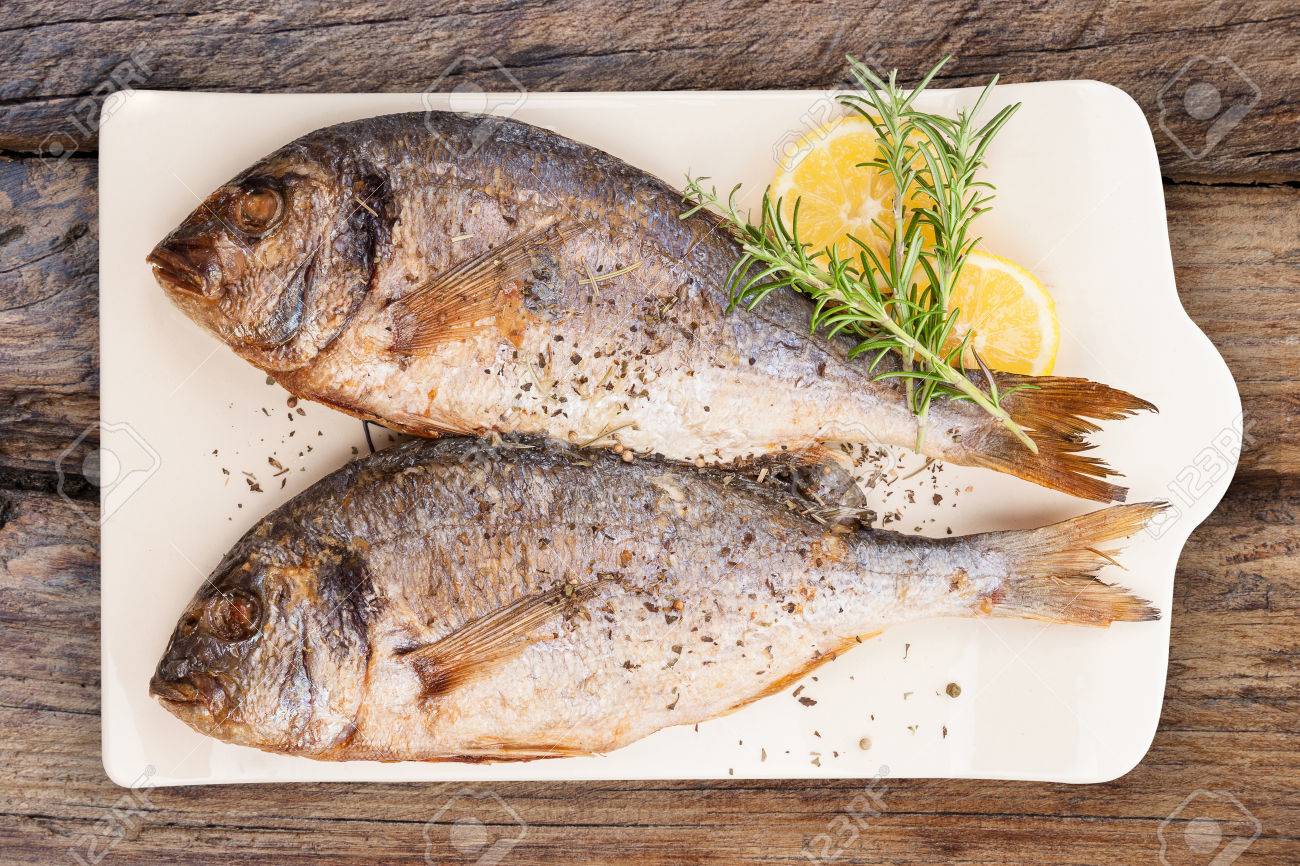 ローズマリー レモン 茶色の質感の木製の背景にカラフルな胡椒でキッチン ボードにおいしい焼き鯛の魚 料理ヘルシー クッキング の写真素材 画像素材 Image 2435