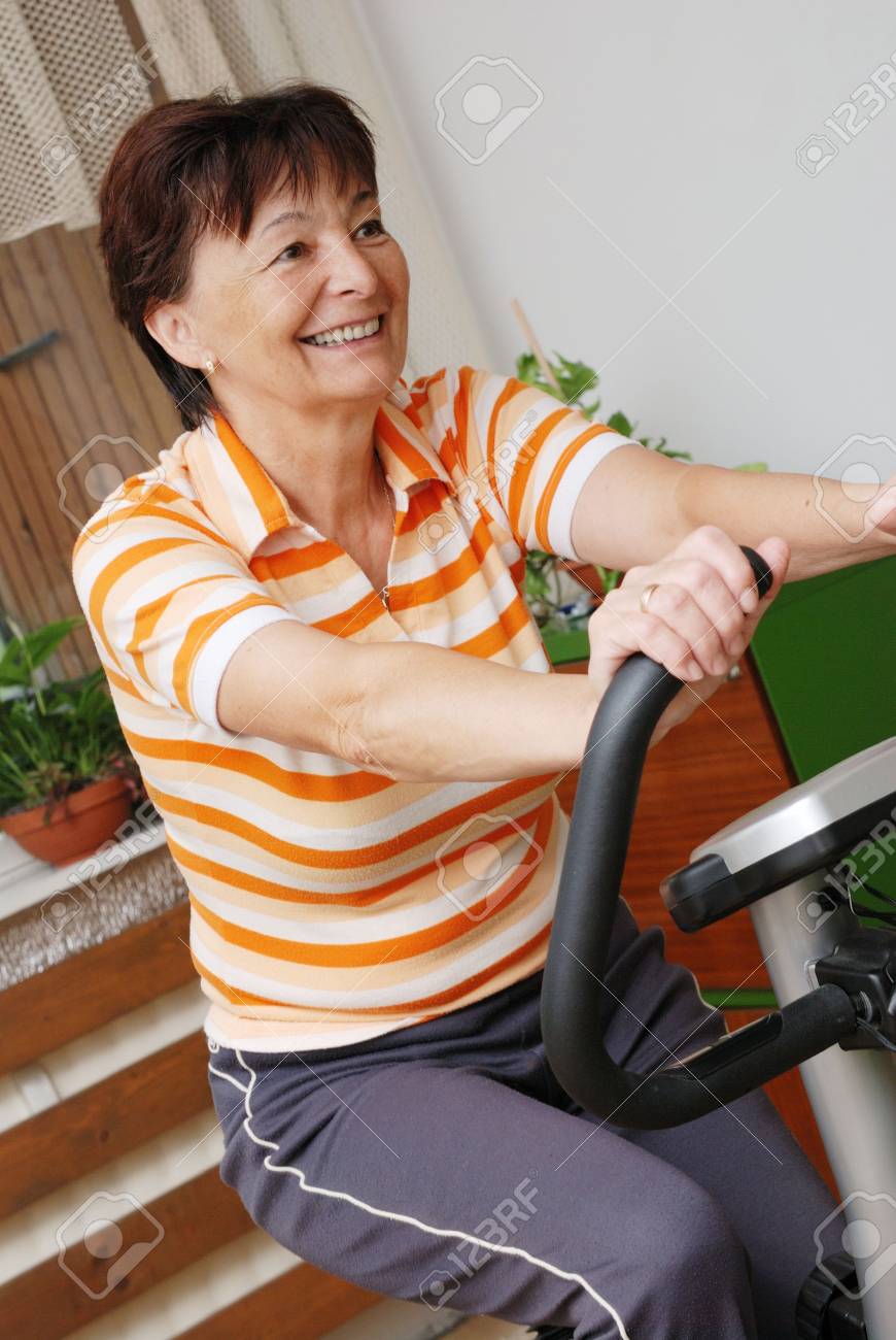 Senior Frau Ausubung Auf Spinning Fahrrad Zu Hause Diagonale