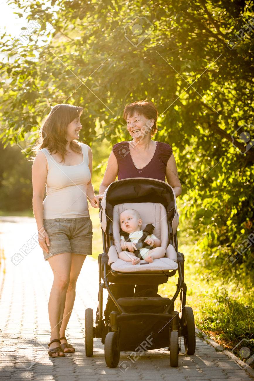 祖母彼女の娘と孫娘ベビーカーで散歩に の写真素材 画像素材 Image