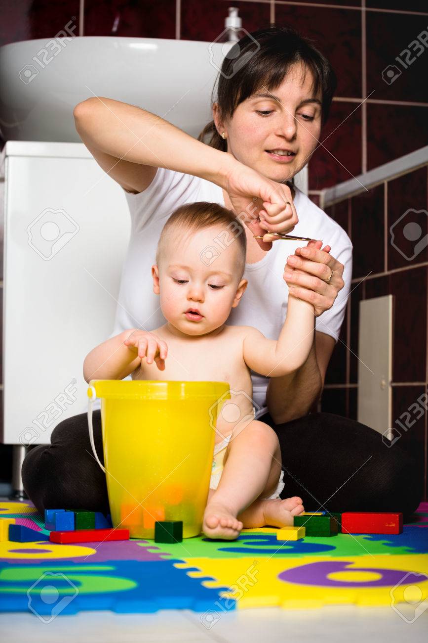 Mère Couper Les Ongles De Son Enfant Tout Bébé Joue Avec Des Jouets