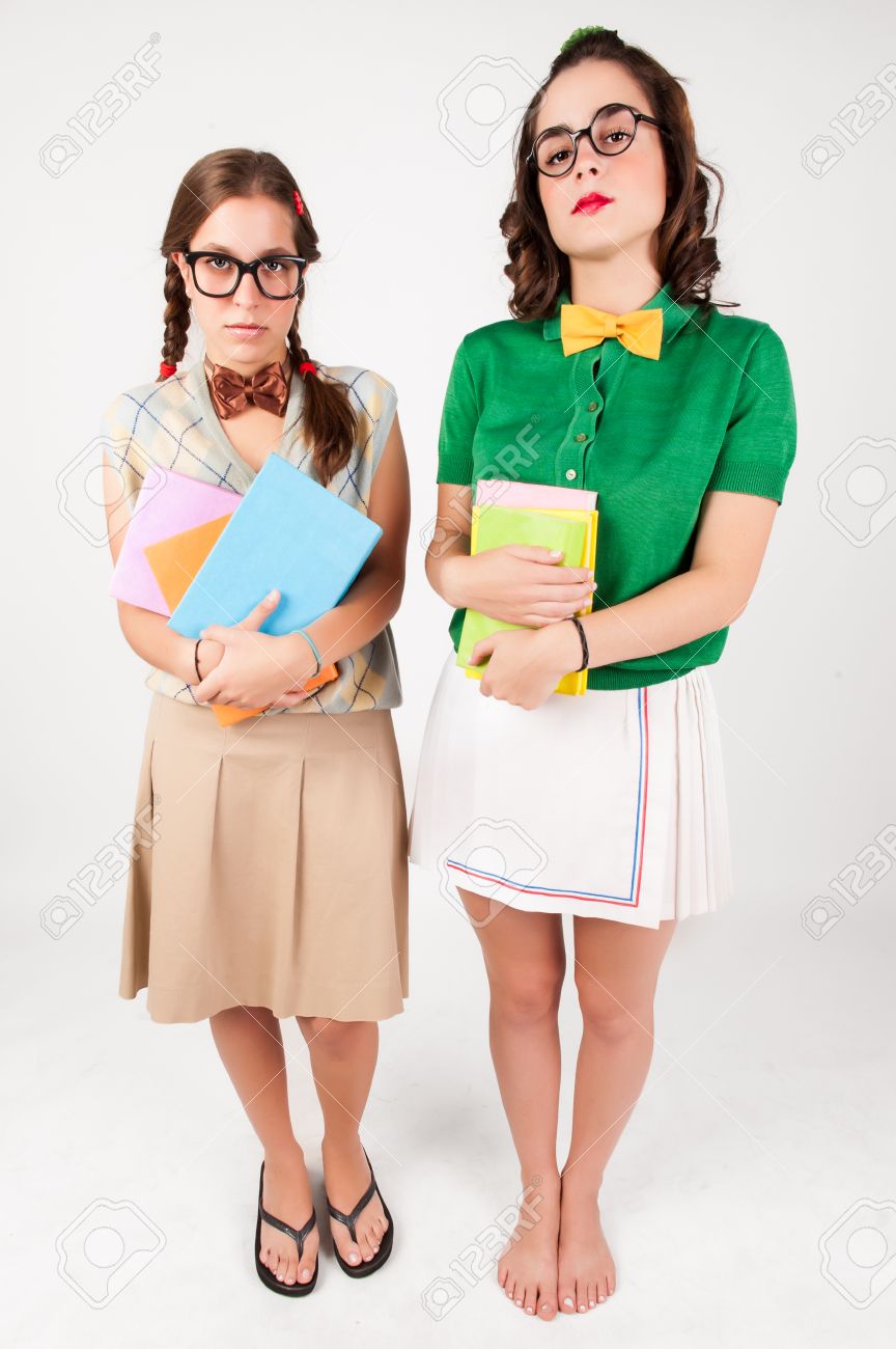 カメラ目線の本を保持しているかわいいオタクの女の子スタジオ撮影 の写真素材 画像素材 Image