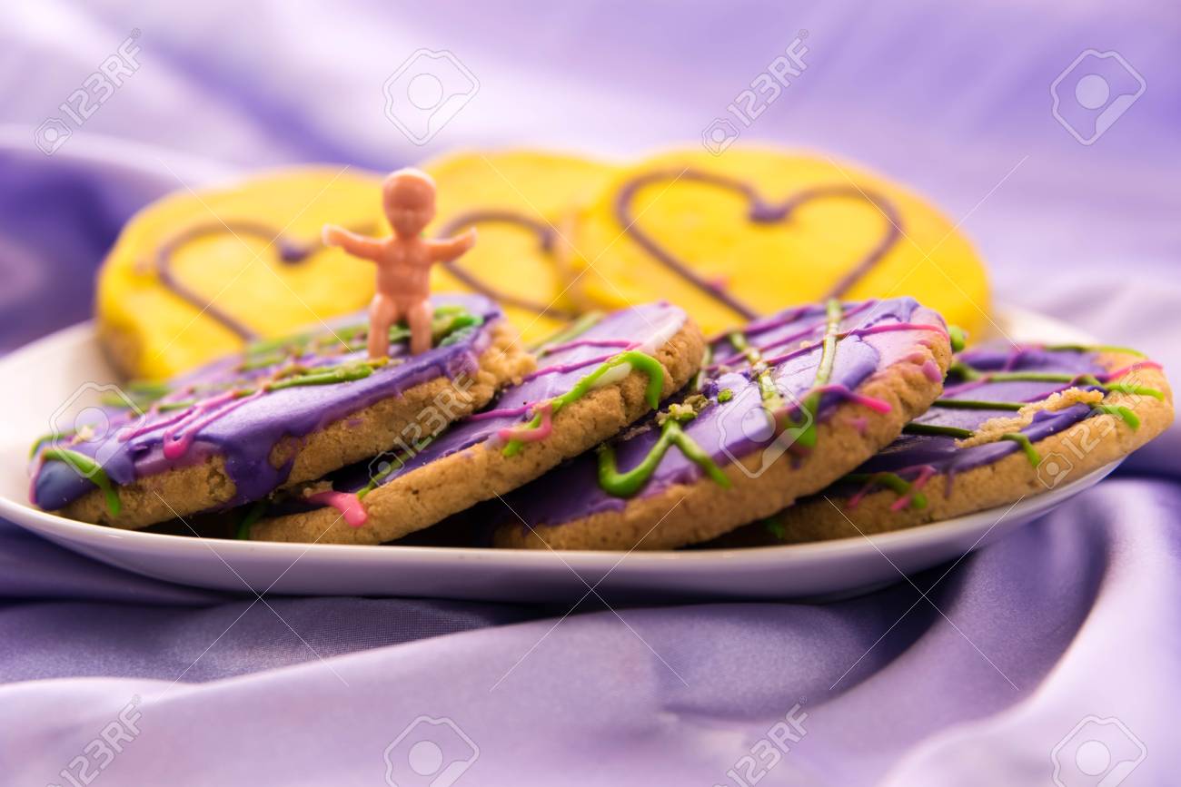 マルディグラのクッキーと赤ちゃん の写真素材 画像素材 Image