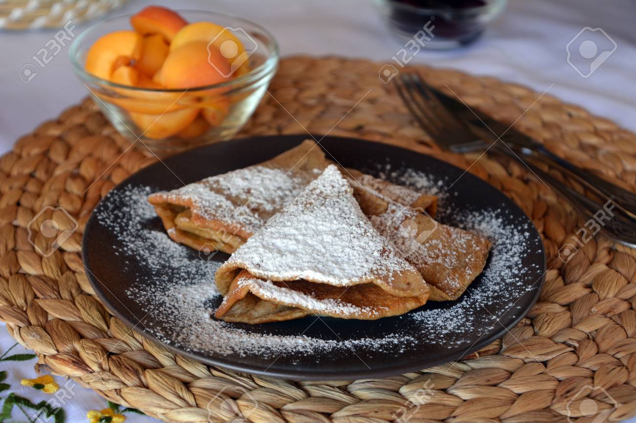Crepes Faites Maison Avec Confiture Les Abricots Et Le Sucre