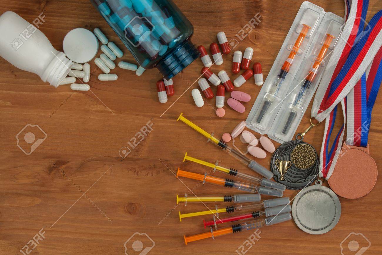 スポーツの詐欺 スポーツ選手のドーピング スポーツで詐欺師 蛋白同化ステロイドのスポーツの悪用 蛋白同化ステロイドは 木製のテーブルにこぼした スポーツの詐欺 の写真素材 画像素材 Image 5711