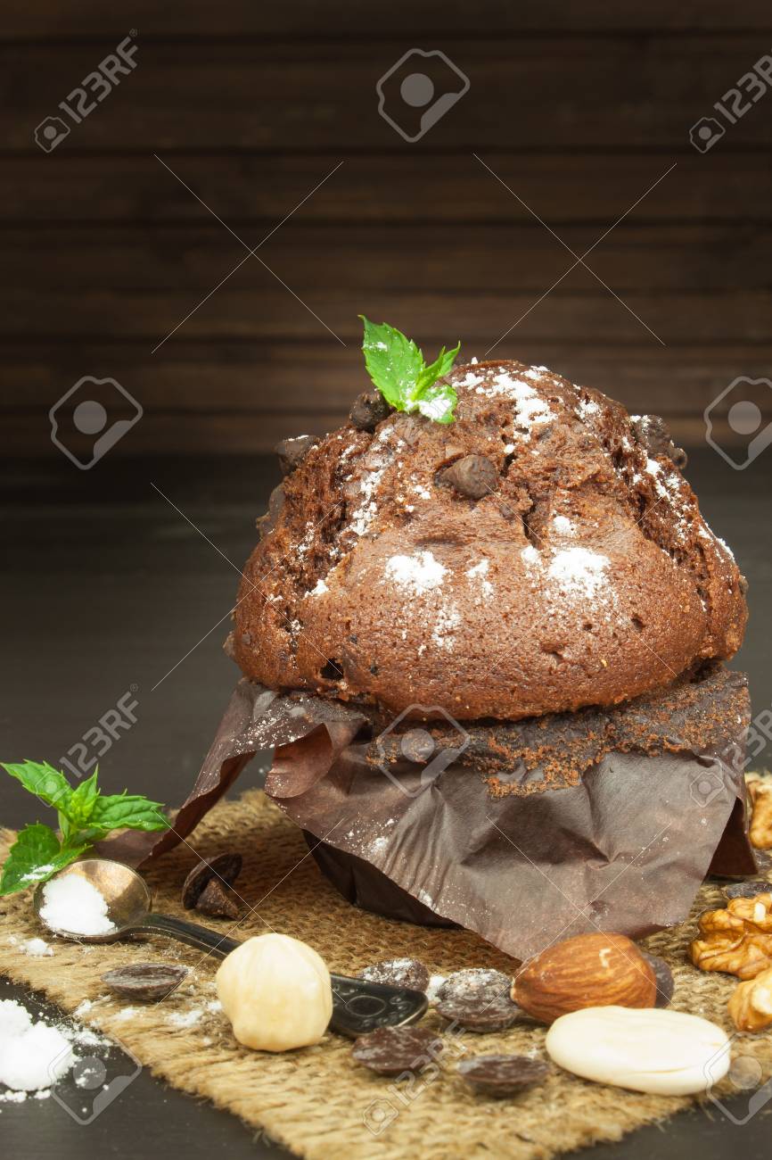 Muffins De Licao De Casa No Cafe Da Manha Doce Junk Food Sobremesa De Chocolate Queques Frescos Na Mesa De Cozinha Publicidade Para Sobremesas Fotos Retratos Imagenes Y Fotografia De Archivo Libres