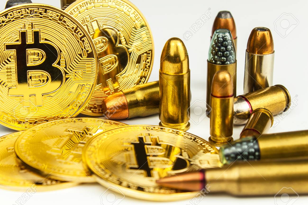 다양한 구경의 비트코인과 카트리지. 탄약 불법 거래. 무기 판매. 테러 자금 조달. 로열티 무료 사진, 그림, 이미지 그리고  스톡포토그래피. Image 114320517