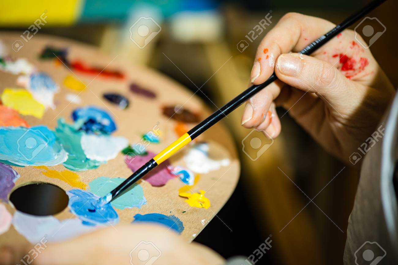 アーティストはアクリル絵の具でペイント パレットのトーンを混合します 抽象的な写真の背景をぼかし の写真素材 画像素材 Image
