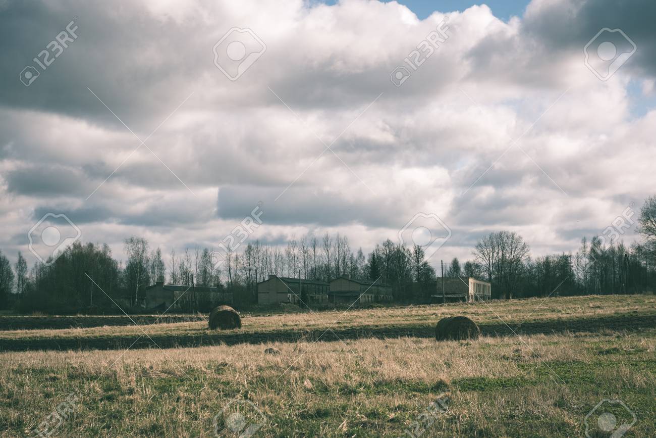 白い嵐雲 ビンテージ フィルム効果と青い空の下で国の明るいフレッシュ フィールド の写真素材 画像素材 Image