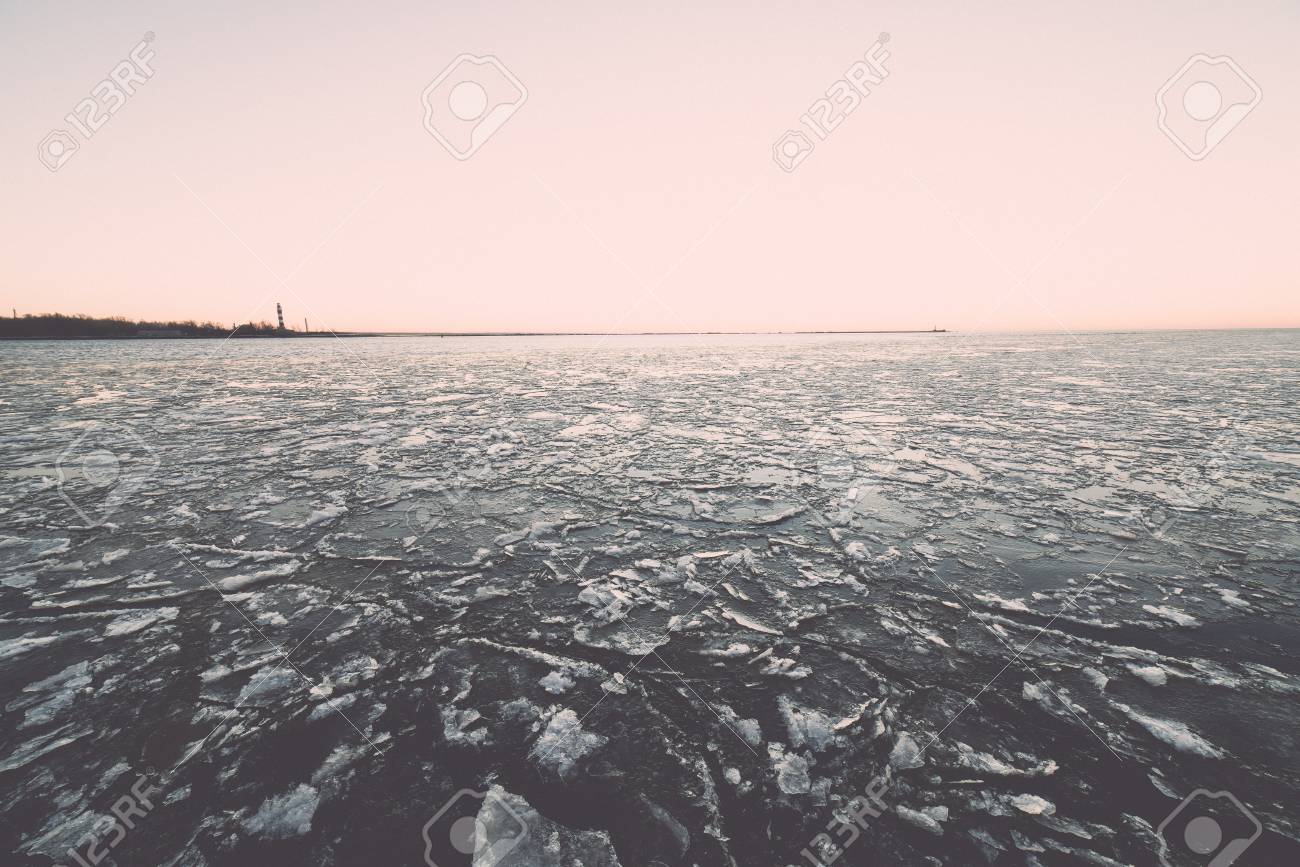 Coucher De Soleil Sur Mer Gelé Avec Des Blocs De Glace Et Ciel Dramatique Dramatique Effet De Film Granuleux Vintage Vintage
