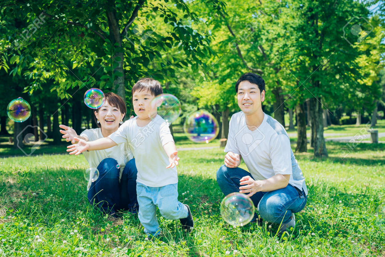公園でシャボン玉で遊ぶ親子の写真素材・画像素材 Image 188922707