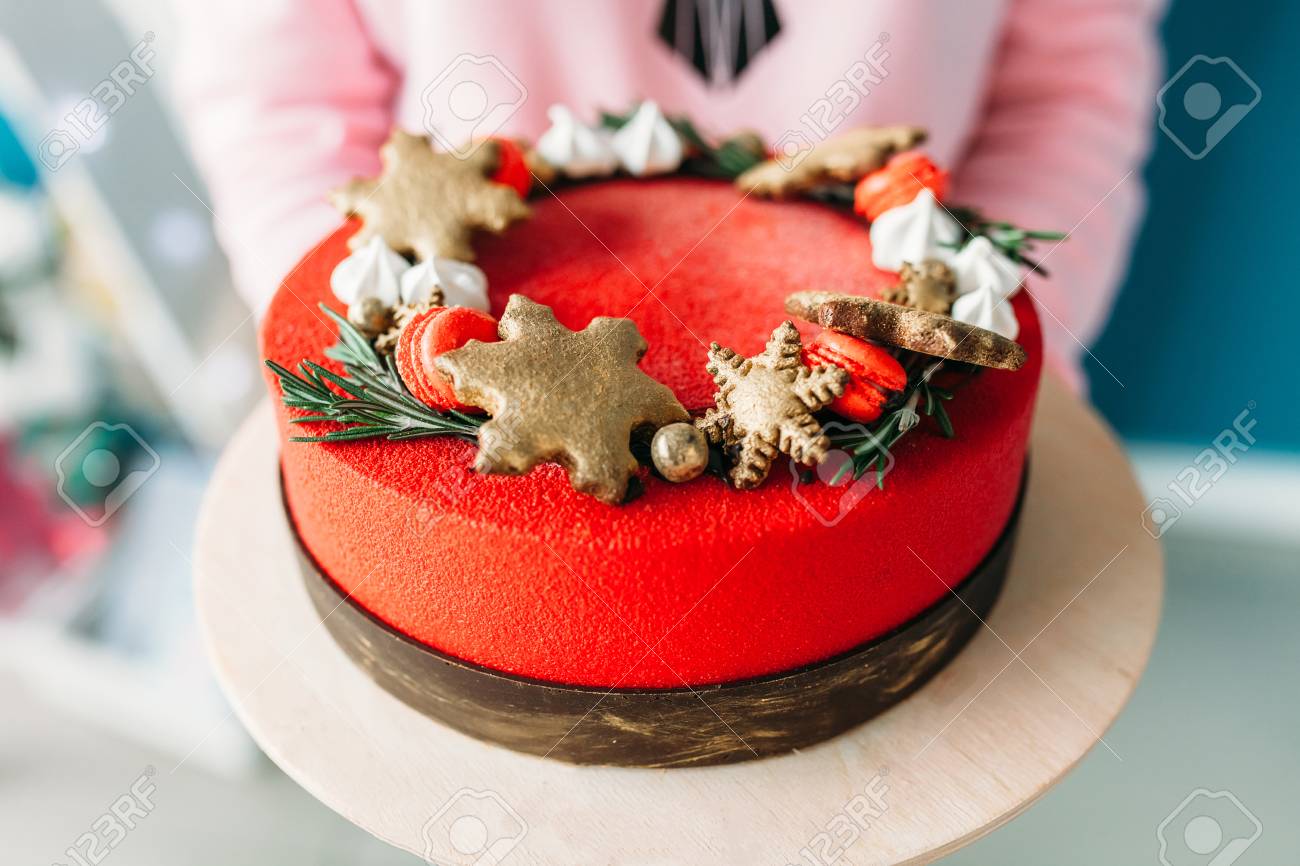 Mains De Fille Tenant Un Beau Gateau De Noel Gateau De Noel Personnalise Banque D Images Et Photos Libres De Droits Image