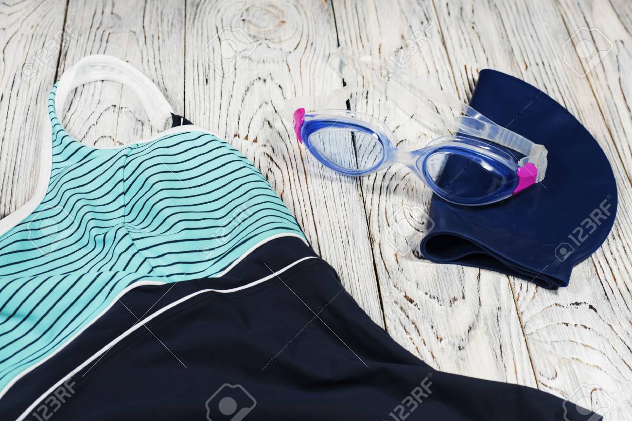 Accesorios Para Nadar. Traje De Gorra, Gafas Fotos, Retratos, Imágenes Y Fotografía De Archivo Libres De Derecho. Image 83037363.