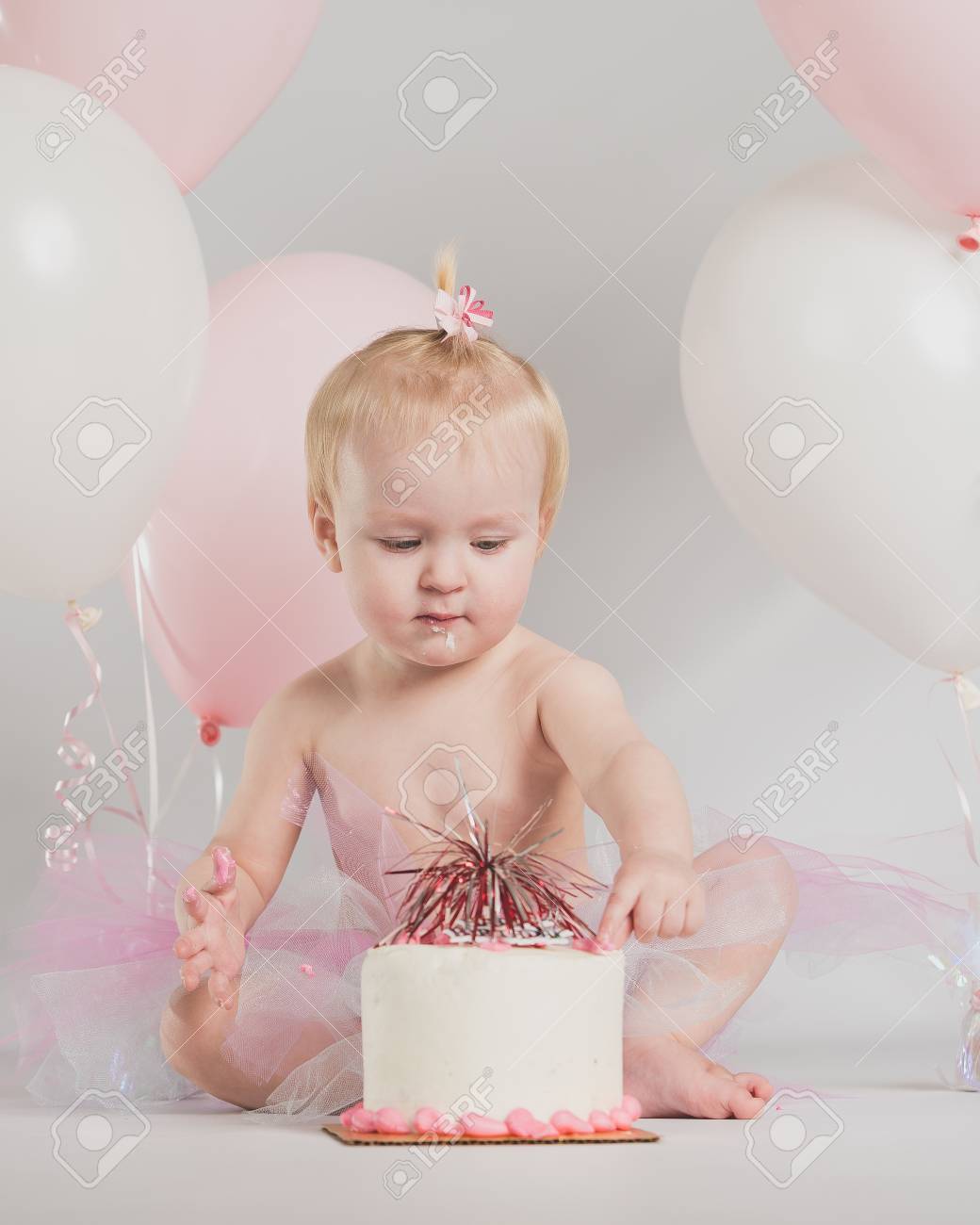 1 年古い女の子誕生日スマッシュ ケーキ肖像画 の写真素材 画像素材 Image