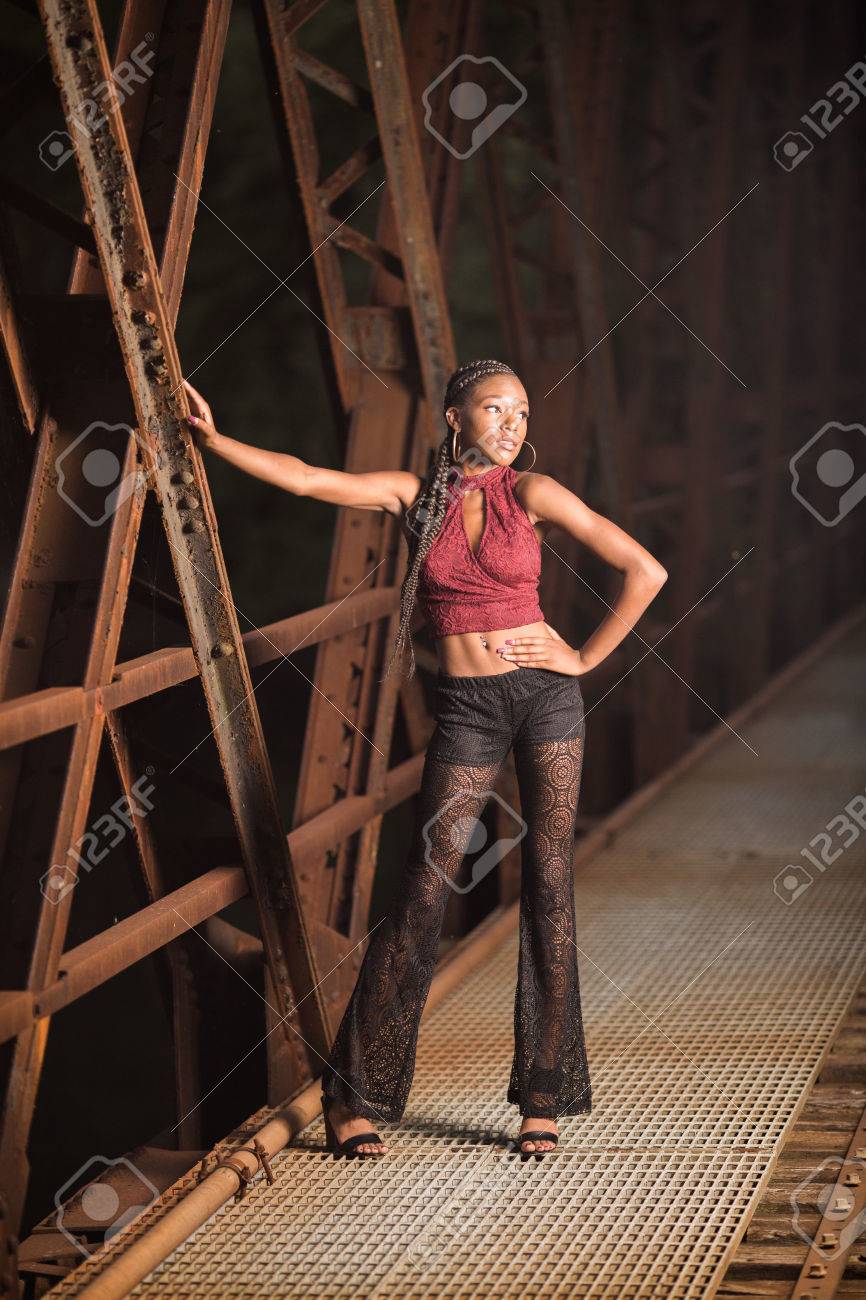 1 つのアフリカ系アメリカ人の女の子彼女のシニアの肖像画のためにポーズします 10 代のファッション 10 代のモデル の写真素材 画像素材 Image 1 つのアフリカ系アメリカ人の女の子彼女のシニアの肖像画のためにポーズします 10 代のファッション 10 代のモデル の写真素材 画像素材 Image